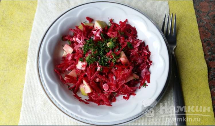 Витаминный салат со свежей свеклой, чесноком и яблоком