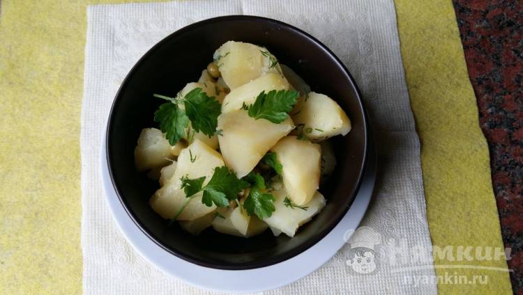 Вареный картофель с чесноком и горошком 
