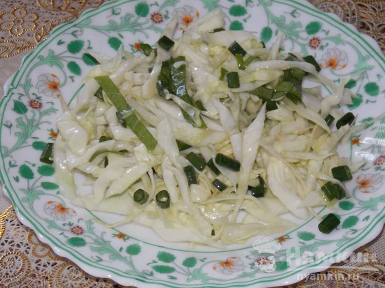 Салат из капусты с зеленым луком и щавелем