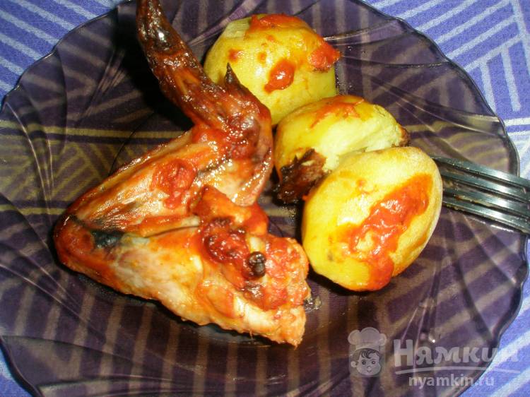 Цыпленок в имбирно-томатном маринаде на картофельной подушке