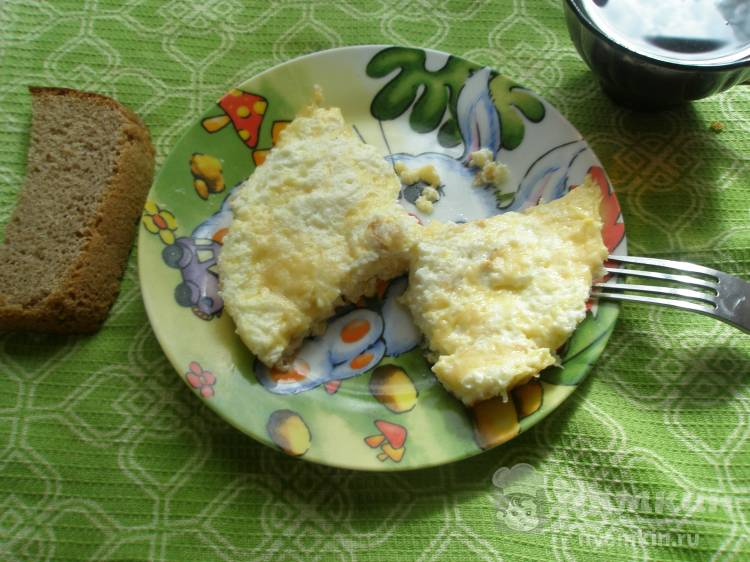 Омлет на сале с сыром на сковороде
