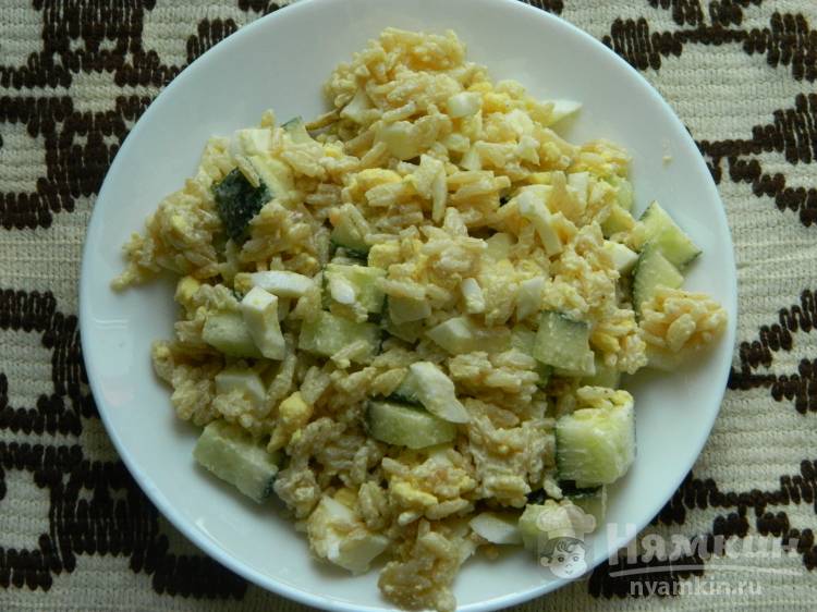 Салат с рисом и яйцом