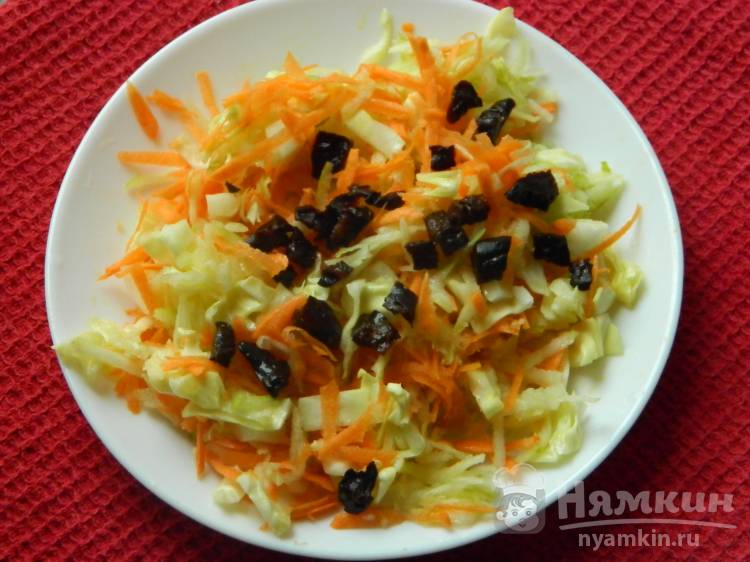 Сочный салат с черносливом