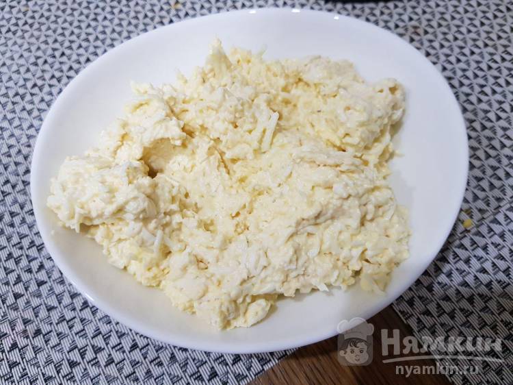 Вкусный салатик из сыра и яиц