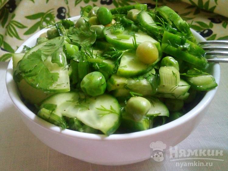 Зеленый салат со свежим горошком