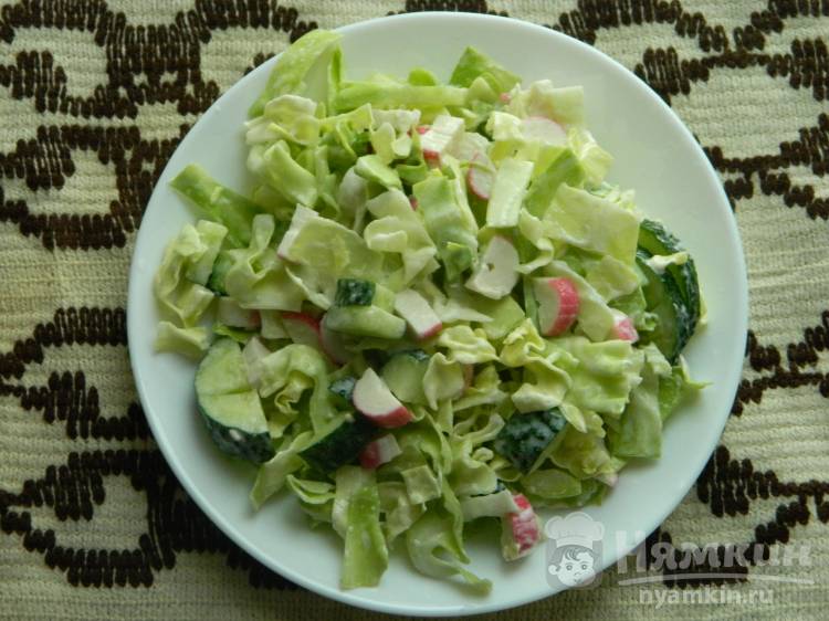 Капустный салат с огурцом и крабовым палочками