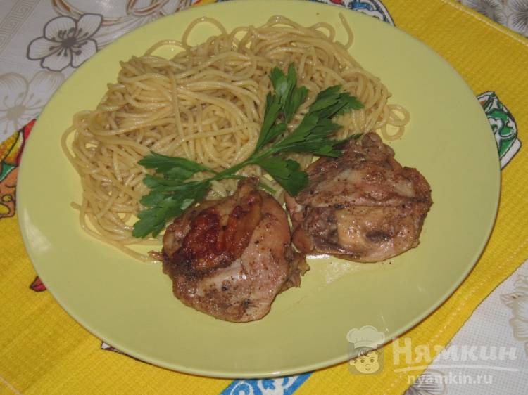 Куриные бедра жареные на сковороде в аджике и соевом соусе