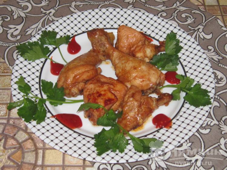 Курица жареная на сковороде с кетчупом и соевым соусом