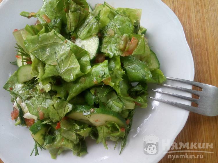 Зеленый салат из огурцов с острым соусом