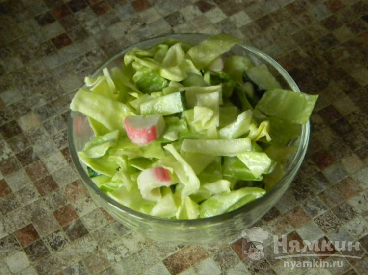 Салат с капустой и крабовыми палочками