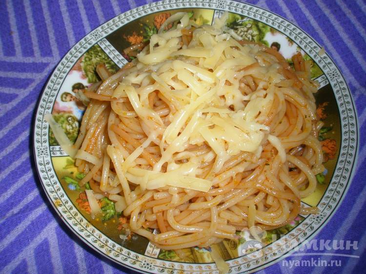 Жареные спагетти с паприкой и итальянскими травами