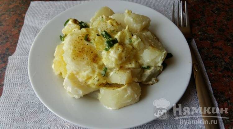 Вареный картофель в сметане с зеленью