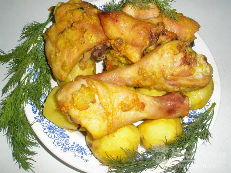 Цыпленок с куркумой и чесноком на картофельной подушке