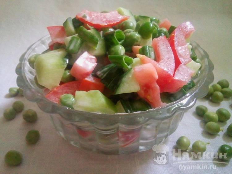Салат с молодым горошком и овощами