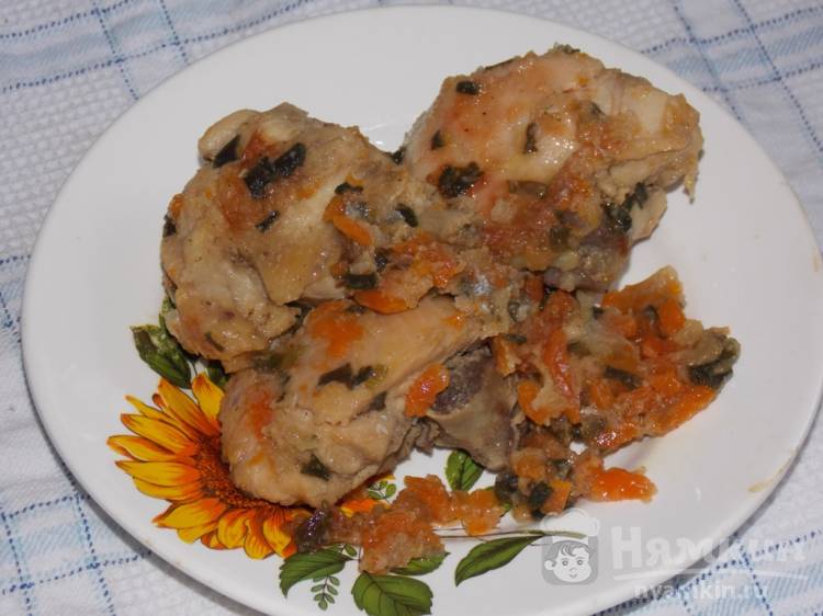 Домашний цыпленок с морковью и луком в утятнице