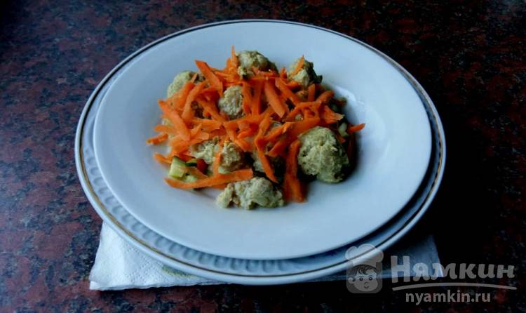 Фрикадельки со сметаной и свежей морковью