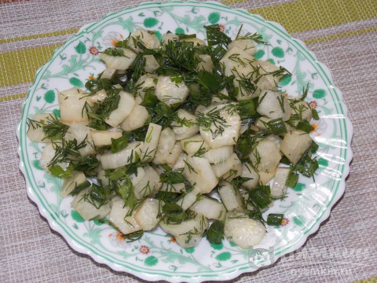 Салат из белого редиса с зеленью