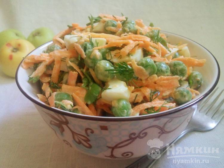 Салат из свежего зеленого горошка с морковью и яйцом