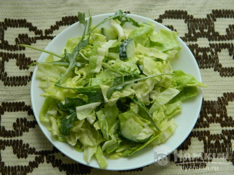 Капустный салат с рукколой