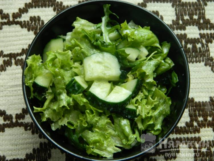 Салат с зеленью и огурцом