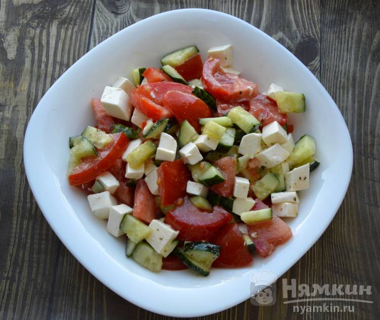 Салат с копчёной курицей, сыром, помидорами и огурцами