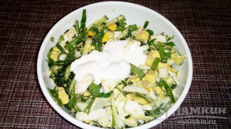 Легкий салат с рукколой, огурцом и яйцами