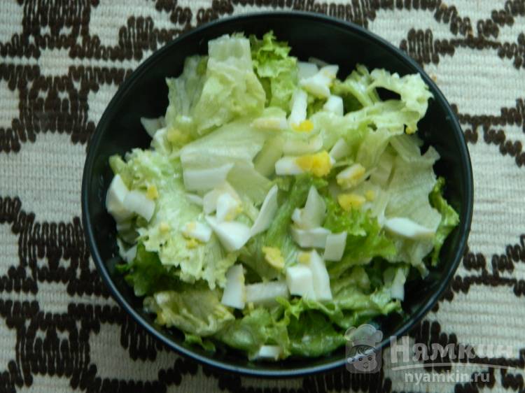 Салат из листьев салата с яйцом и луком