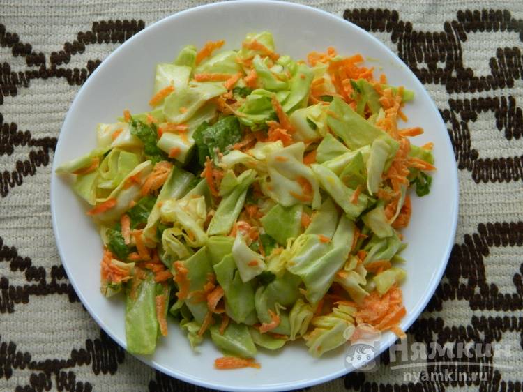 Капустный салат с морковью и шпинатом