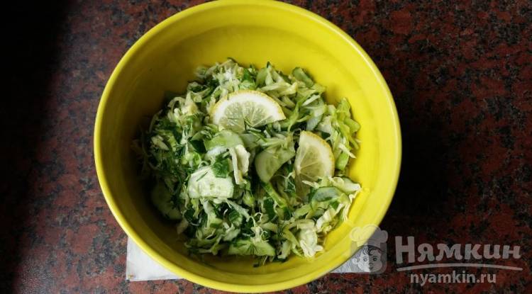 Капустный салат с огурцами и лимоном
