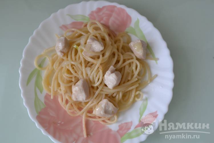 Спагетти с куриным филе на сковородке