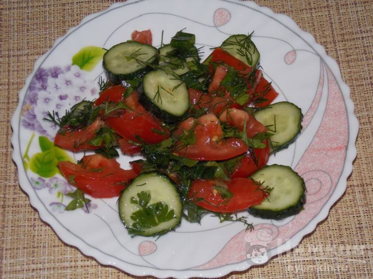 Овощной салат с зеленью и соевым соусом