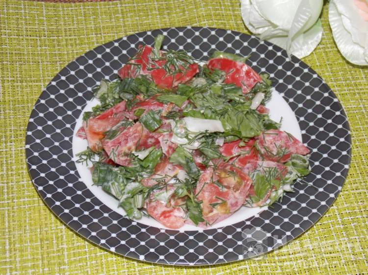 Вкусный салат из розовых помидоров с зеленью