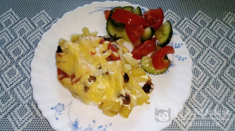 Картофель с шампиньонами, помидором и сыром в духовке