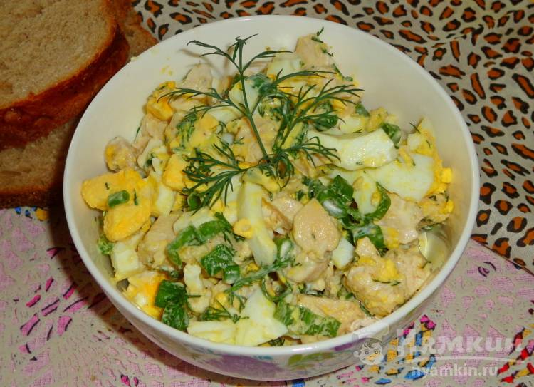 Куриный салат с зеленью и яйцами