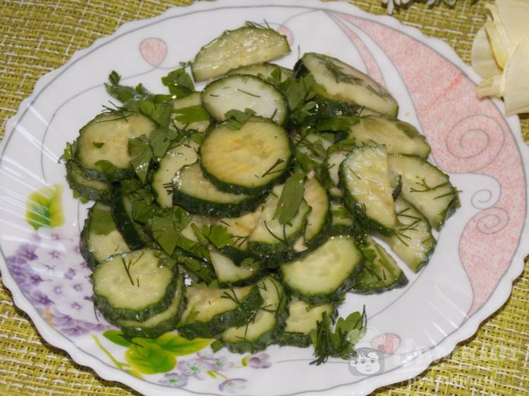 Пикантный салат из огурцов с чесноком и зеленью