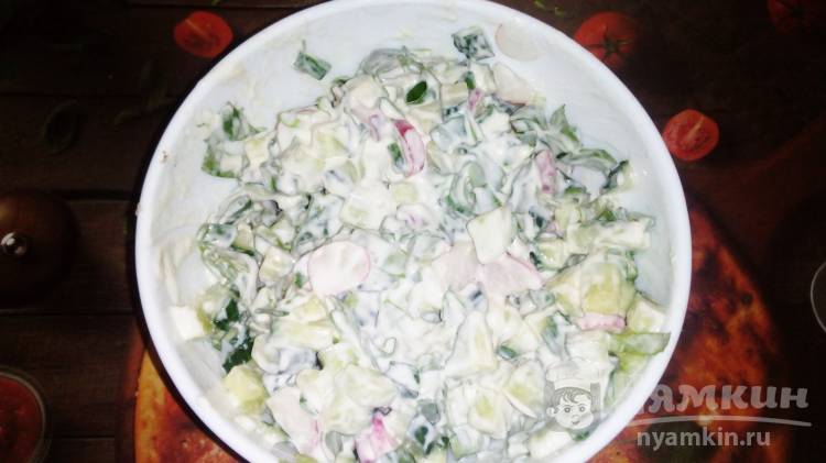 Витаминный салат с редиской, огурцом и зеленью