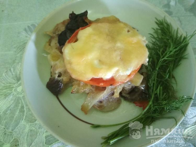 Мясо в духовке с помидорами и сыром