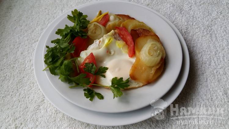 Яичница с помидорами и жаренным картофелем 