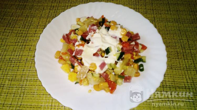 Яркий салат с овощами, яйцами и копченой колбасой