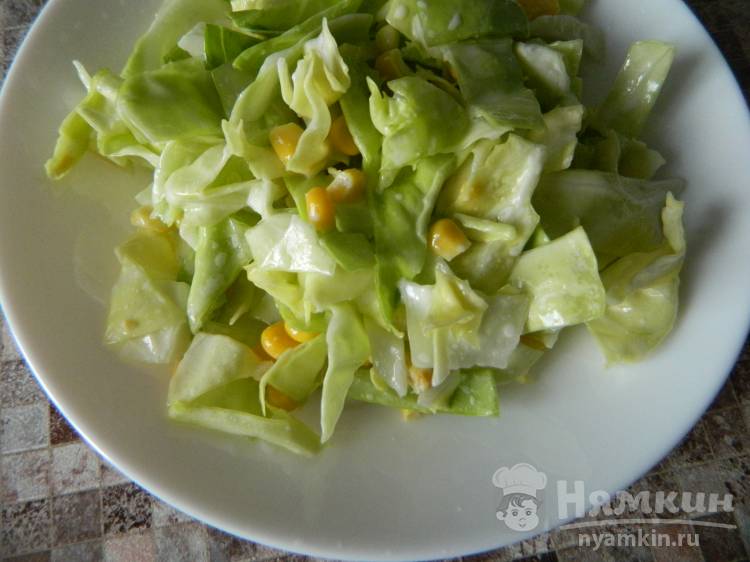 Салат с консервированной кукурузой и капустой