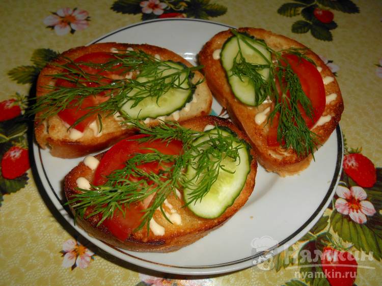 Летние красочные бутерброды с чесноком и овощами
