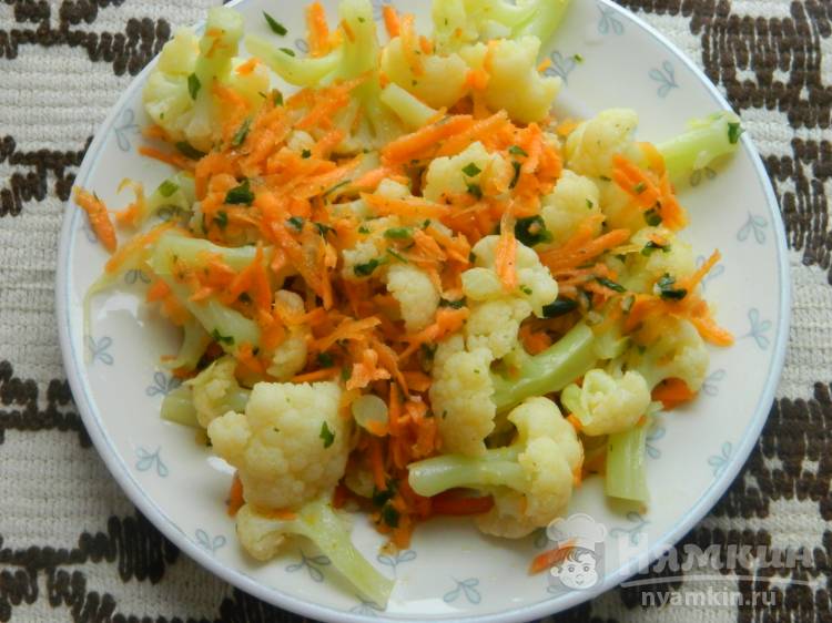 Цветная капуста с морковью и петрушкой