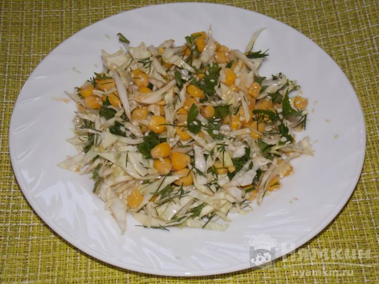 Капустный салат с соевым соусом и кукурузой