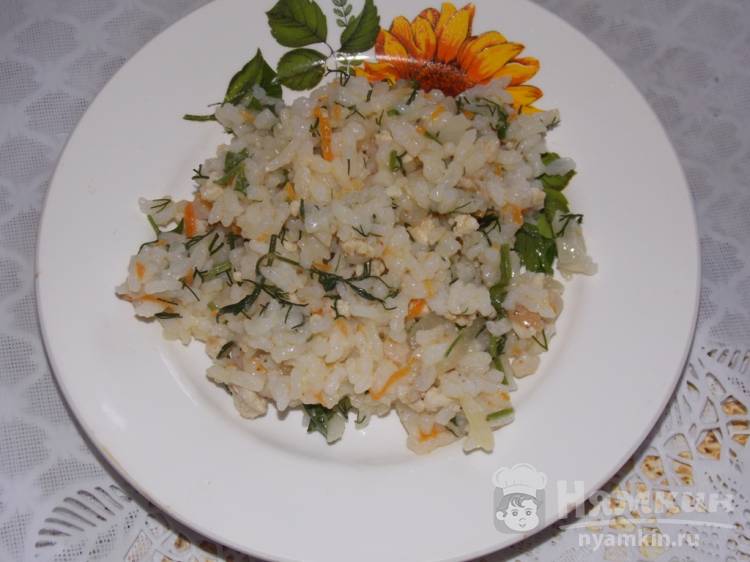 Рис с куриным фаршем и овощами на сковороде