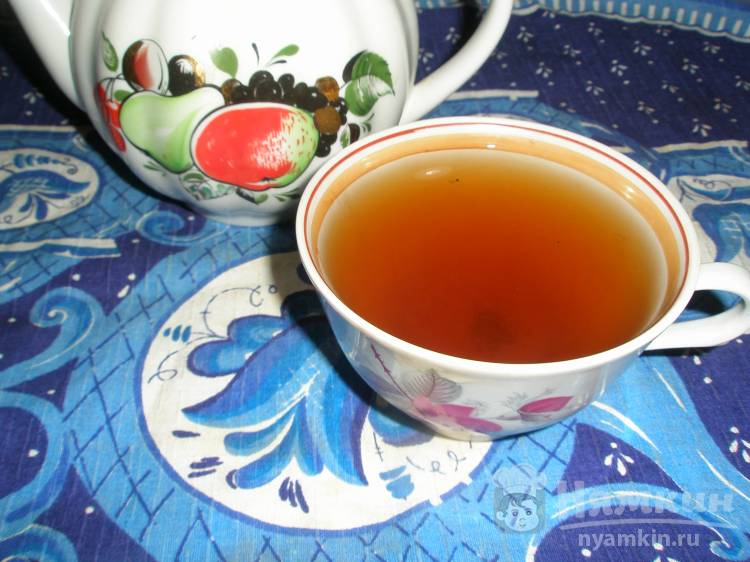 Чай с лепестками роз и медом