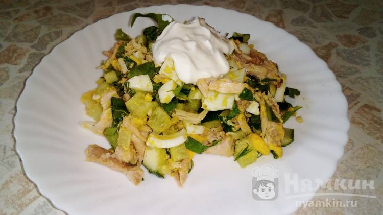 Белковый салат с яйцами, вареным окорочком и зеленью