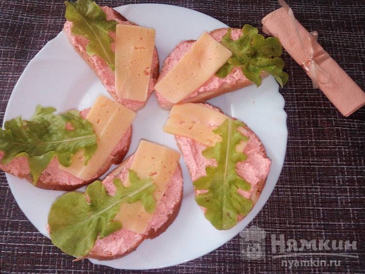 Сытные бутерброды с икрой мойвы, сыром и листьями салата