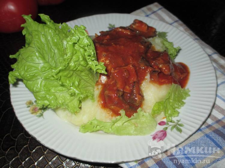 Рецепт: Слоеный салат с килькой в томате | с жаренными овощами