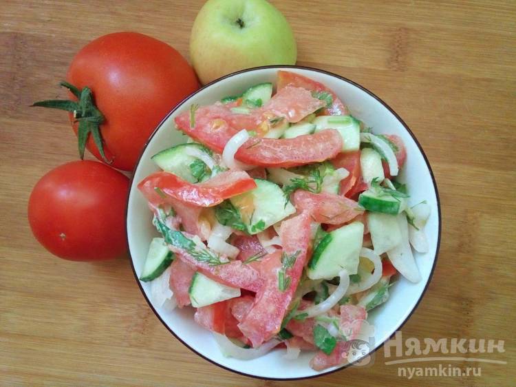 Салат с овощами, зеленью и яблоками