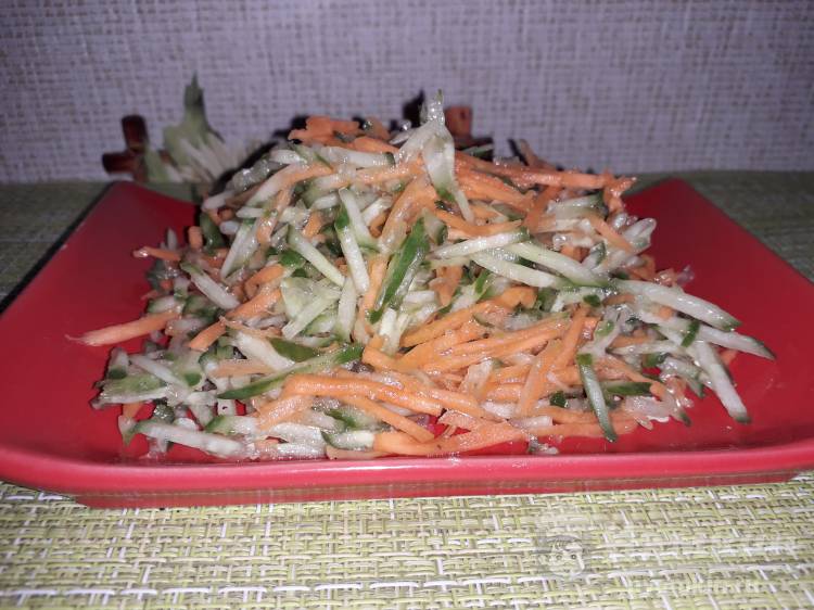 Салат из моркови и огурца с заправкой